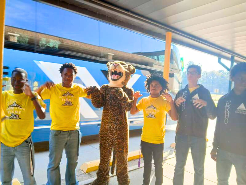 Students with Jaguar mascot