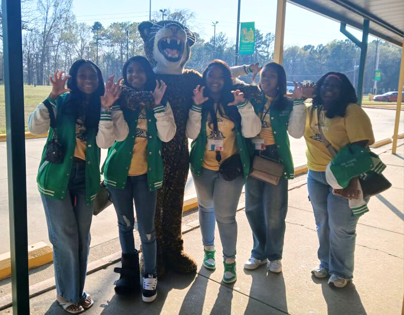 Students with Jaguar mascot